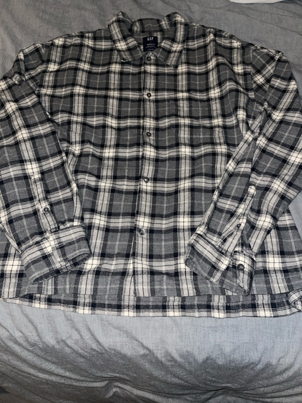 GAP Men's Black/Gray and White Plaid Button-Down Shirt. Size L. Relaxed/Cropped